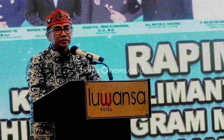 Plt. Sekda Leonard S. Ampung saat menyampakan sambutan. (FOTO: TRA)