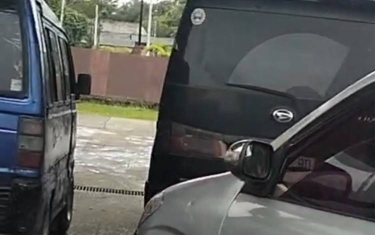 Serobot Antrean BBM, Oknum Diduga Polisi di Kapuas Jadi Sorotan