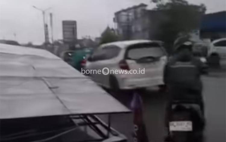Diterjang Angin Kencang, Papan Billboard Ambruk di Jalan Ahmad Yani Km 14 Gambut Kalsel
