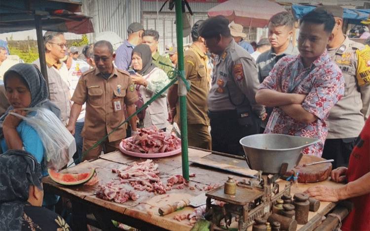 Tim Gabungan Pemkot Palangka Raya Sidak Harga Kebutuhan Pokok di Pasar Besar Jelang Nataru