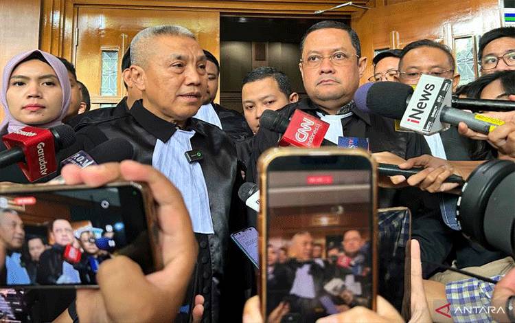 Arsip foto - Penasihat hukum Nadiem Anwar Makarim, Ari Yusuf Amir (kanan) saat ditemui usai sidang di Pengadilan Tindak Pidana Korupsi pada Pengadilan Negeri Jakarta Pusat, Selasa (16/12/2025). (ANTARA/Agatha Olivia Victoria)