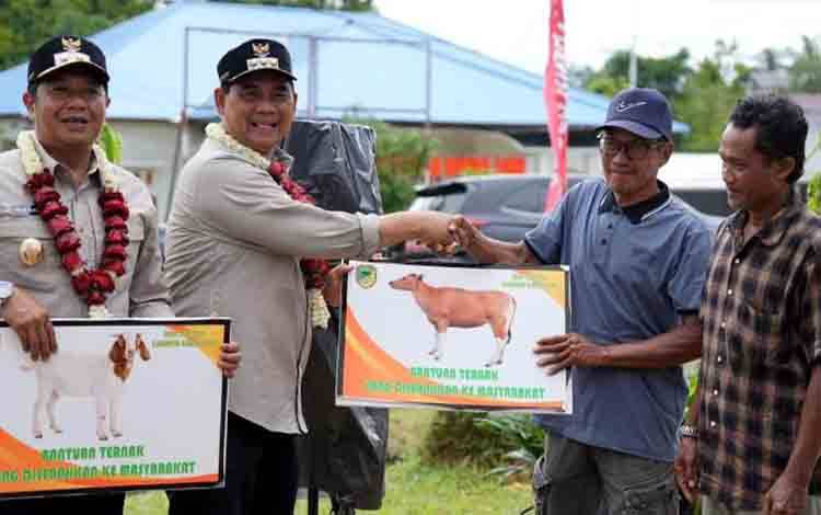Bupati Serahkan Bantuan Bibit dan Ternak untuk Kelompok Tani di Desa Rimba Sari