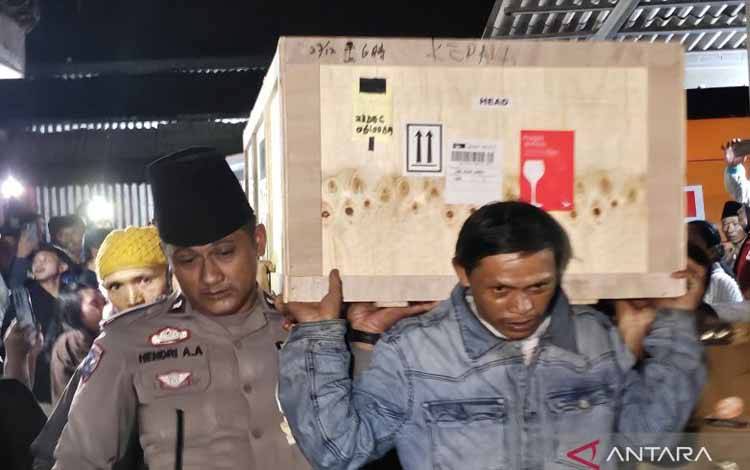 KP2MI Serahkan Jenazah PMI Korban Kebakaran di Hong Kong ke Keluarga