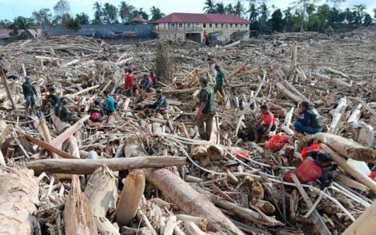 Upaya pembersihan yang dilakukan oleh tim gabungan Kemenhut, TNI, BNPB dan masyarakat di Aceh Tamiang, Aceh. ANTARA/HO-Kemenhut