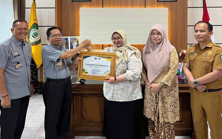 Nanas Gantang Sampit Raih Sertifikat Indikasi Geografis dari Kemenkum