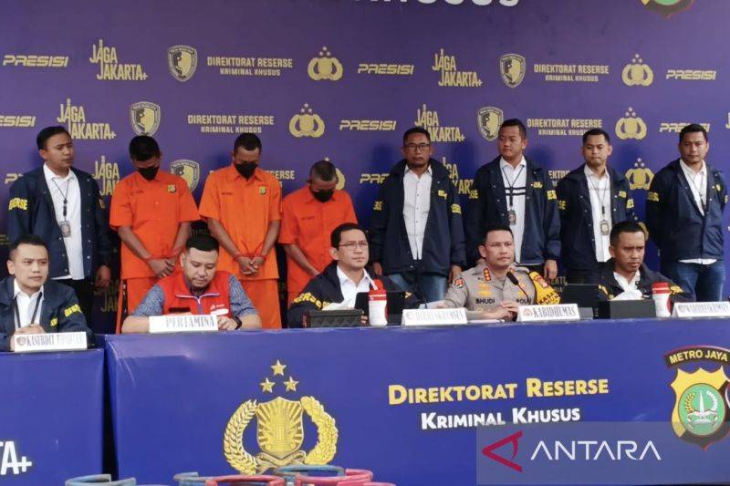Konferensi pers pengungkapan kasus minyak dan gas bumi serta metrologi legal oleh Ditreskrimsus Polda Metro Jaya, pada Rabu (24/12/2025). ANTARA/Ilham Kausar