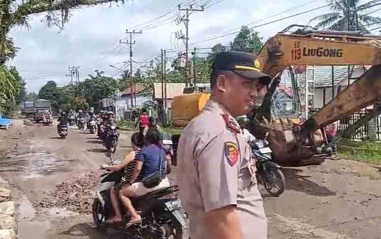 Antisipasi Lonjakan Arus Lalu Lintas, Polsek Dusun Timur dan Rimau Group Timbun Jalan Berlubang