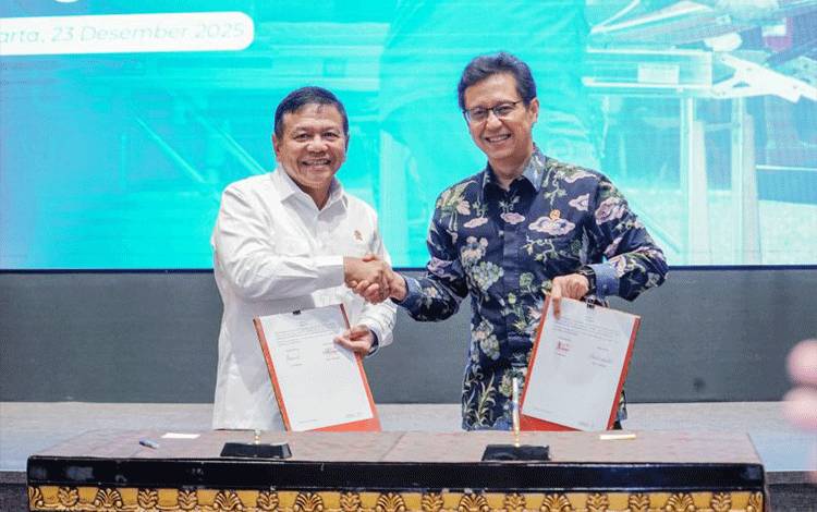 Menteri Kesehatan Budi Gunadi Sadikin (kanan) dan Kepala Badan Intelijen Negara (BIN) Muhammad Herindra menandatangani Nota Kesepahaman (MoU) sebagai langkah konkret memperkuat sistem peringatan dini ancaman kesehatan nasional, khususnya penyakit infeksi dan potensi pandemi di masa depan, di Jakarta, Rabu (23/12/2025). ANTARA/HO - Kementerian Kesehatan