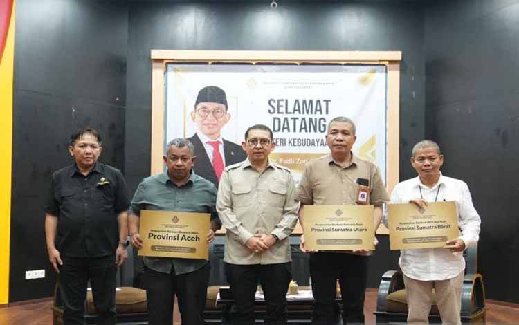 Fadli Zon Serahkan Bantuan Bagi Warga Terdampak Bencana di Sumatera