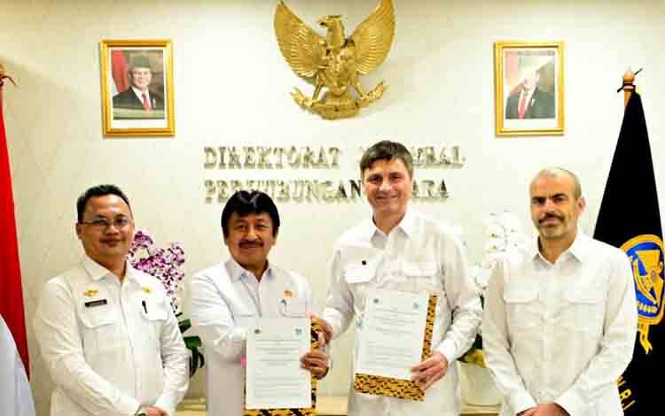Direktur Jenderal Perhubungan Udara Kemenhub Lukman F Laisa (kedua kiri) menandatangani Annex V Kerja Sama Teknis Penerbangan Sipil antara Ditjen Hubud Kemenhub RI dan Direction Generale de l'Aviation Civile (DGAC) Prancis. ANTARA/HO-Humas Kemenhub