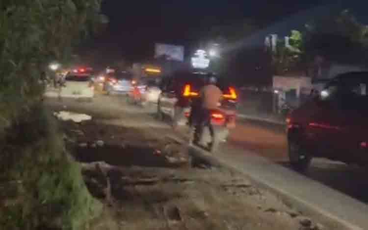 Jelang Momen 5 Rajab, Arus Lalu Lintas Bundaran Kuala Kapuas Macet Panjang