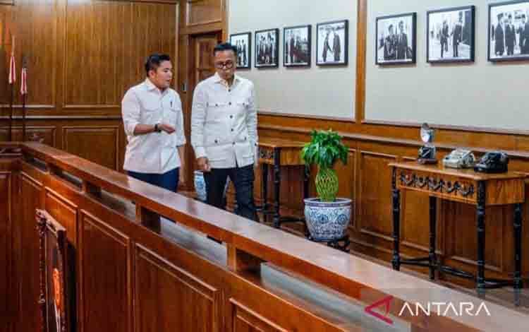 Sekretaris Kabinet (Seskab) Teddy Indra Wijaya (kiri) dan Kepala Badan Pengaturan BUMN Dony Oskaria (kanan) di Kantor Sekretariat Kabinet, Jakarta, Rabu (24/12/2025), berdiskusi membahas sejumlah langkah pemulihan yang turut dilakukan oleh BUMN di daerah-daerah terdampak bencana di Sumatera. ANTARA/HO-Sekretariat Kabinet.