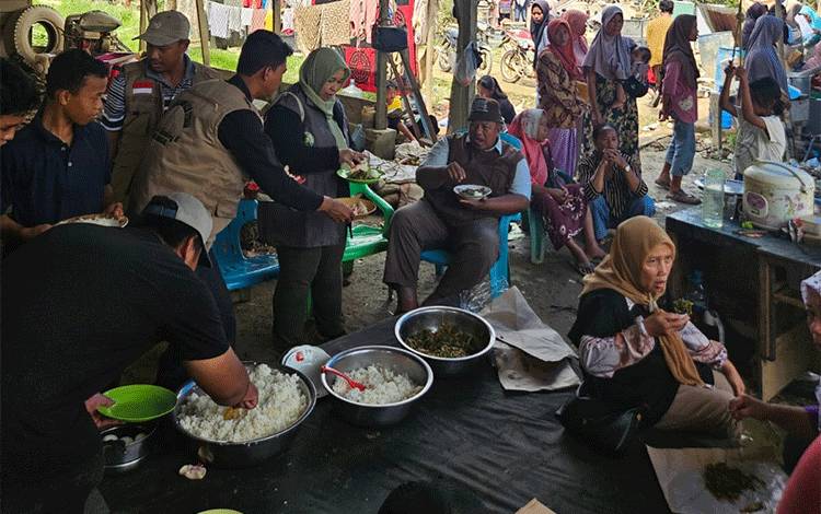 Makan Siang Terspesial Bersama Korban Banjir di Langkat