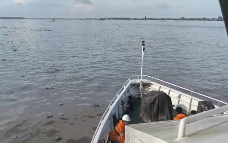 Tim SAR Gabungan Sisir Perairan Muara Barito Cari Korban Terjun dari Kapal