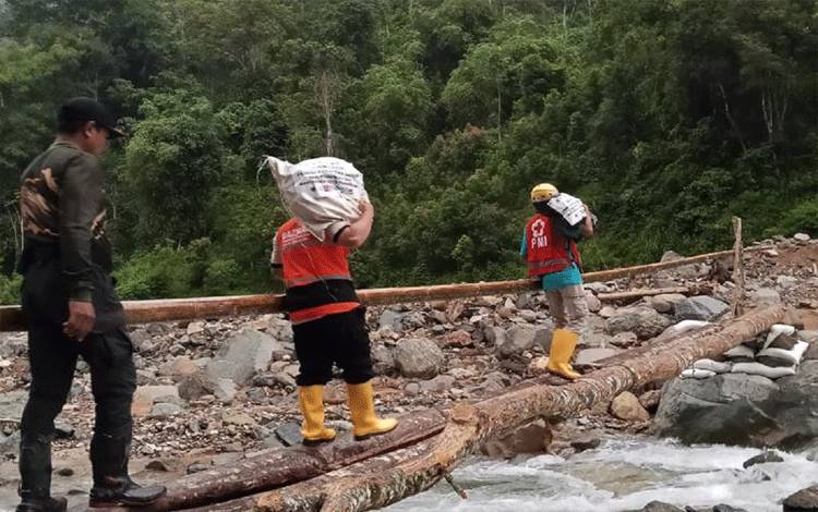 Relawan Kota Tangerang Susuri Sungai Antarkan Bantuan ke Sumbar