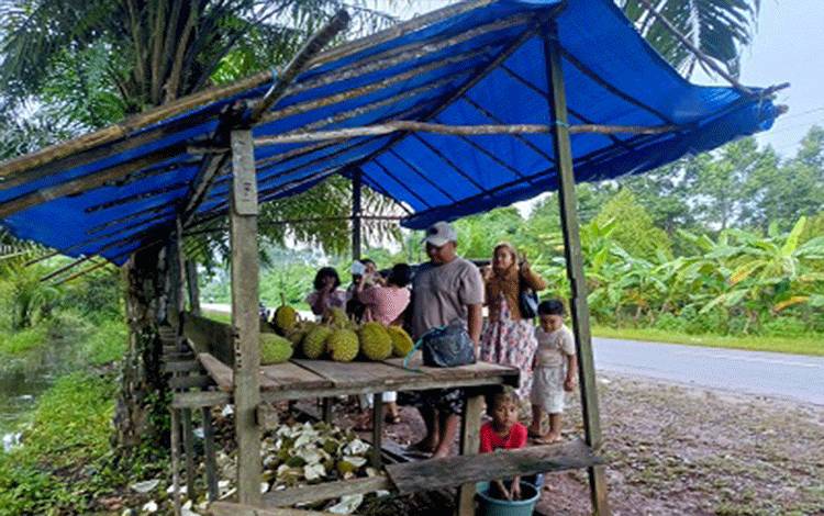 Musim Durian di Kotim Tarik Wisatawan Luar Daerah
