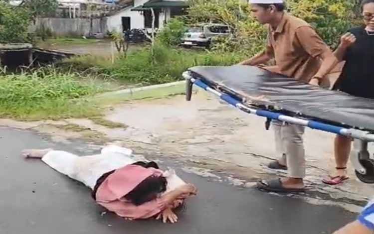 Motor Masuk Parit, Pemotor Wanita Tergeletak di Jalan Sulawesi Kuala Kapuas