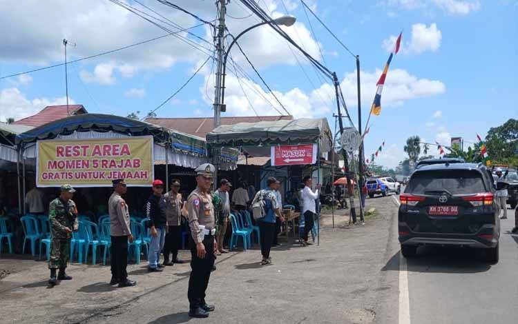 Polisi Kawal Perjalanan Jemaah 5 Rajab Sekumpul