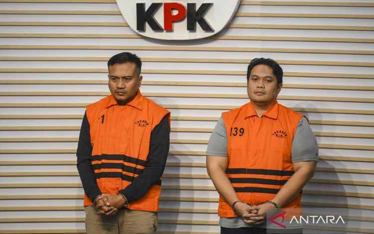 Kepala Kejaksaan Negeri (Kajari) Hulu Sungai Utara (HSU) Albertinus Parlinggoman Napitupulu (kanan) bersama Kepala Seksi Intelijen (Kasi Intel) Kejari HSU Asis Budianto (kiri) mengenakan rompi tahanan saat dihadirkan pada konferensi pers usai terjaring operasi tangkap tangan (OTT) di Gedung Merah Putih KPK, Jakarta, Sabtu (20/12/2025). KPK menahan Albertinus Parlinggoman Napitupulu dan Asis Budianto setelah ditetapkan sebagai tersangka kasus dugaan tindak pidanq korupsi pemerasan dalam proses pe