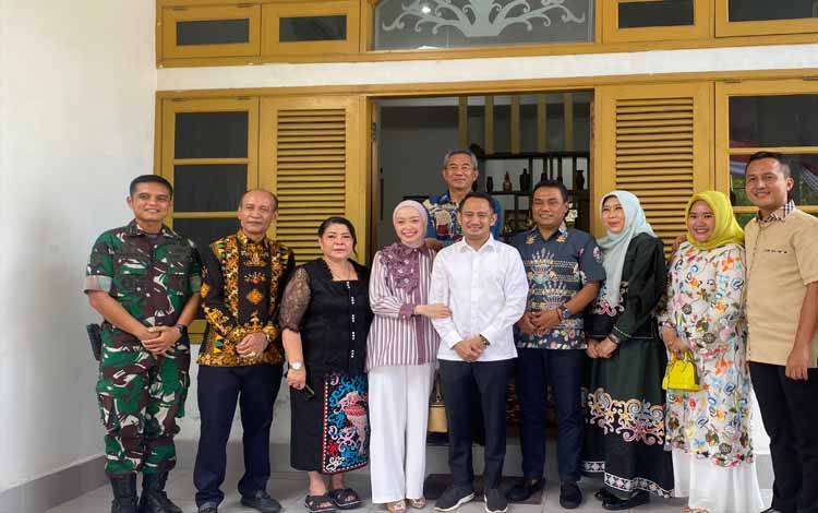 Wakil Ketua II DPRD Palangka Raya Neni Lambung saat menerima kunjungan Wali Kota Palangka Raya bersama Forkopimda (Foto : IST)