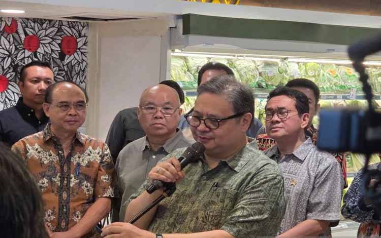 Menteri Koordinator Bidang Perekonomian Airlangga Hartarto dalam konferensi pers di Jakarta, Jumat (26/12/2025) (ANTARA/Bayu Saputra)