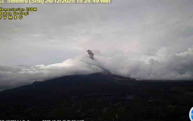 Semeru Kembali Erupsi dengan Tinggi Letusan 900 Meter di Atas Puncak