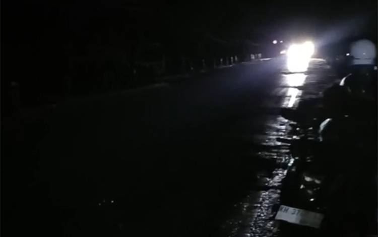 Ceceran Oli di Jalan Tjilik Riwut Km 20 Palangka Raya, Sejumlah Pengendara Terjatuh