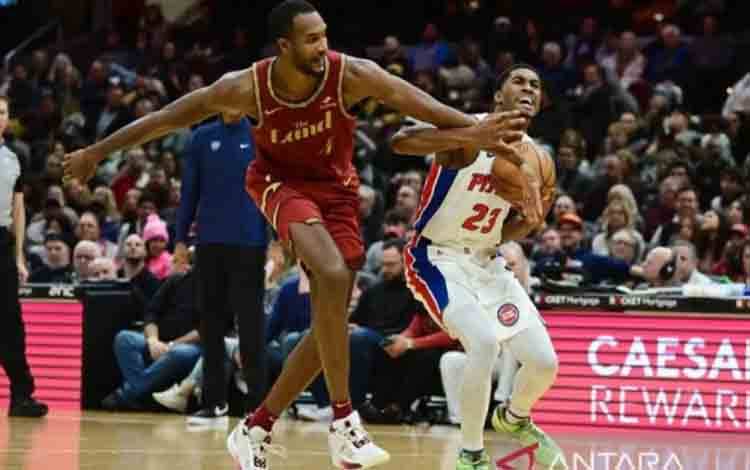 Arsip foto - Pebasket Cleveland Cavaliers Evan Mobley (kiri) dalam laga NBA di Rocket Mortgage FieldHouse, Cleveland, Ohio, AS (17/11/2023). ANTARA FOTO/Ken Blaze-USA TODAY Sports via Reuters/tom.