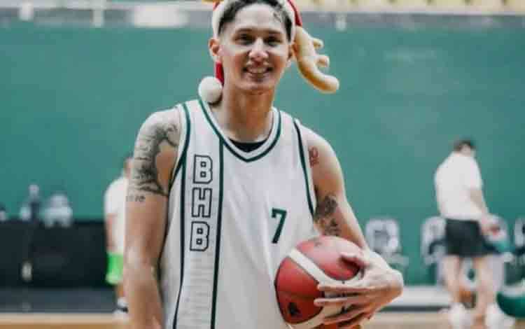 Dokumentasi pebasket Bogor Hornbills Daniel Timothy Wenas menggunakan topi Santa Claus untuk memperingati Hari Raya Natal 2025 di sela latihan tim untuk menghadapi IBL 2026. HO-IBL