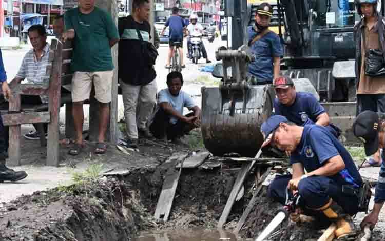 Tim gabungan saat melakukan normalisasi drainase di depan Pasar Rajawali (FOTO: IST)