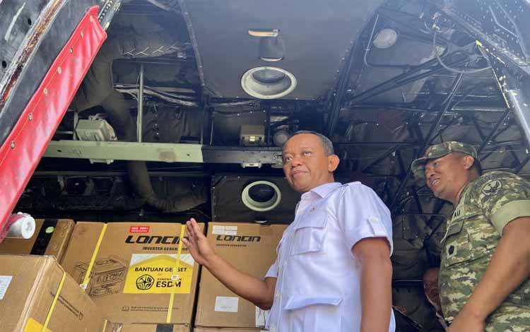 Menteri Energi dan Sumber Daya Mineral (ESDM) Bahlil Lahadalia (kiri) bersama Komandan Lanud Halim Perdanakusuma Marsekal Pertama TNI Erwin Sugiandi (kanan) meninjau bantuan berupa genset di Halim Perdanakusuma International Airport, Jakarta, Sabtu (27/12/2025). (ANTARA/Putu Indah Savitri)