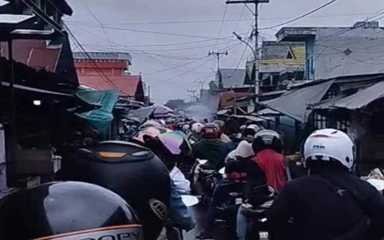 Motor Jemaah Padati Akses Feri, Jalan Mawar Kapuas Padat Merayap