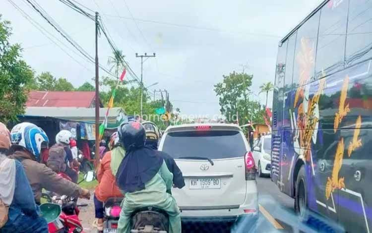 Arus Jemaah Sekumpul H-1 Memadat, Trans Kalimantan Kapuas@ Anjir Macet Panjang