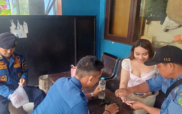Cincin Tersangkut, Wanita Cantik Minta Bantu Call Center 112 Palangka Raya