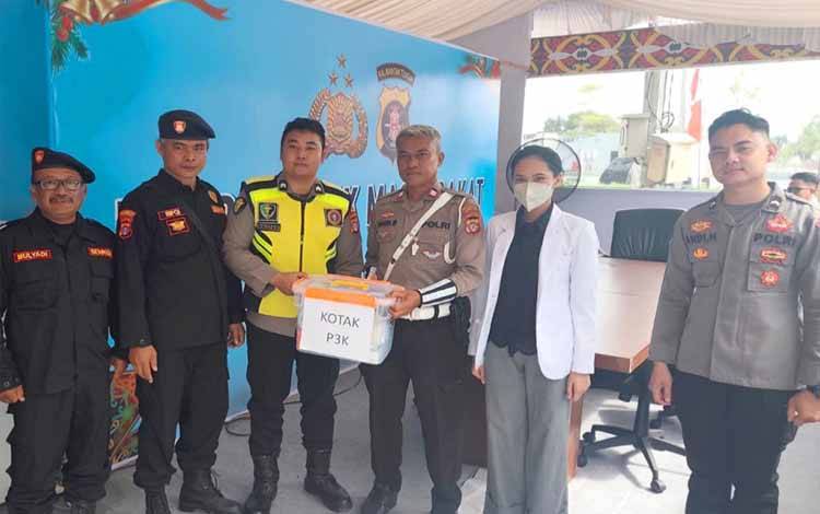 Rumkit Bhayangkara Palangka Raya Lakukan Pemeriksaan Kesehatan dan Beri Kotak P3K untuk Petugas Ops Lilin Nataru 2025