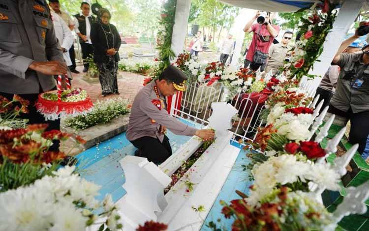Kapolri Berziarah ke Makam Marsinah Mengenang Pahlawan Nasional Buruh
