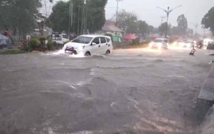Hujan Deras di Pangkalan Bun, Jalan Diponegoro Depan Sekip Terendam Air