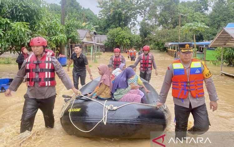 Petugas Evakuasi Ratusan Warga Terdampak Banjir Bandang di Balangan