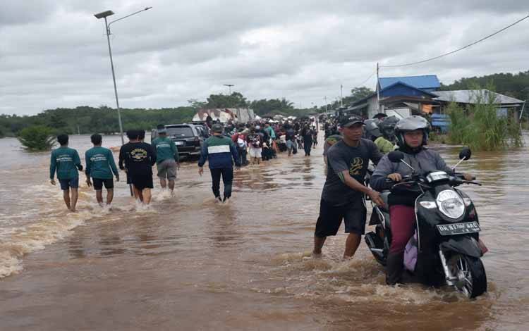 Tol Mali-Mali Tergenang Banjir, Banyak Motor Jemaah Sekumpul Mogok