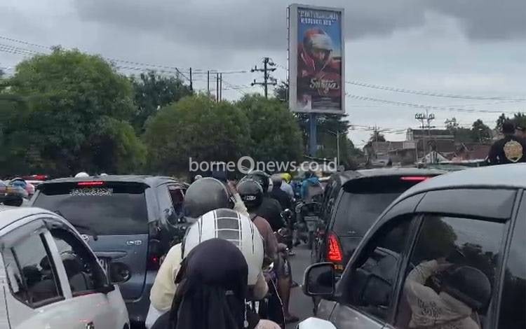 Volume Kendaraan Meningkat, Simpang Empat Banjarbaru Padat Merayap