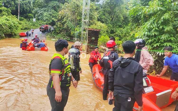 Tim SAR Gabungan ketika mengevakuasi warga terdampak banjir di Kecamatan Tebing Tinggi, Balangan, Kalsel, Sabtu, 27 Desember 2025. (FOTO: Basarnas Bjm)