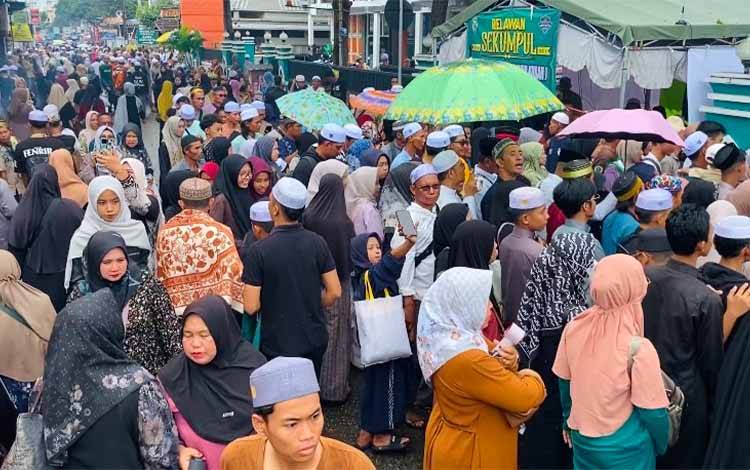 Ribuan jemaah memadati kawasan Sekumpul, Martapura, Kabupaten Banjar, menjelang peringatan 5 Rajab 1447 H. Kepadatan arus jemaah terlihat sejak beberapa hari sebelum puncak acara, dengan masyarakat dan relawan turut siaga melayani kebutuhan peziarah di sejumlah titik. (Foto: Siti Akobah)