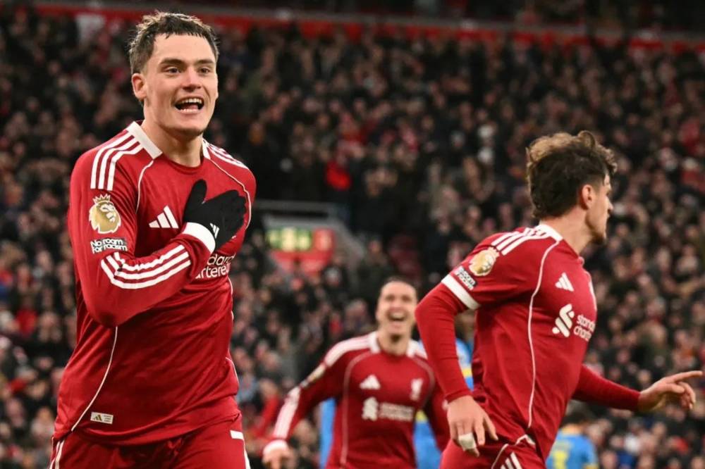 Gelandang Liverpool Florian Wirtz (kiri) merayakan gol perdananya untuk klub tersebut saat bersua Wolverhampton Wanderers pada lanjutan Liga Inggris 2025/2026, Sabtu (27/12/2025) di Stadion Anfield, Liverpool. Liverpool memenangkan pertandingan itu dengan skor 2-1. (Liga Inggris)