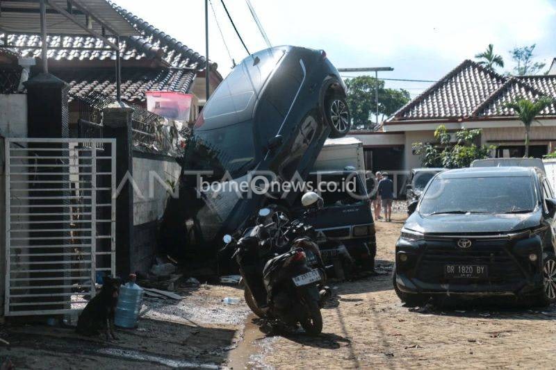 Arsip - Sebuah mobil menimpa mobil lainnya pascabanjir di Mataram, NTB, Senin (7/7/2025). Pemerintah Kota Mataram Provinsi NTB menyatakan banjir yang melanda pada Minggu (6/7/2025) mengakibatkan sebanyak 7.676 rumah terendam, 7.676 kepala keluarga (KK) atau sekitar 30.681 jiwa mengungsi dan satu orang meninggal dunia karena tersengat listrik di Ampenan. (ANTARA FOTO/Dhimas Budi Pratama/sgd/rwa.)