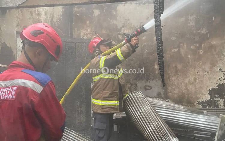 Tim Disdamkarmat Palangka Raya saat melakukan pendinginan di lokasi kebakaran Jalan Danau Ilung (Foto : IST)