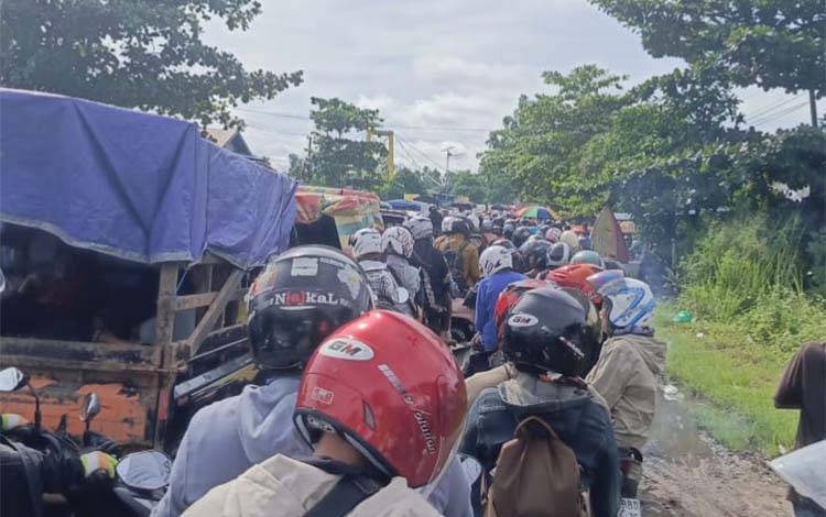 Macet Total di Jembatan Barito, Antrean Kendaraan Mengular Puluhan Kilometer