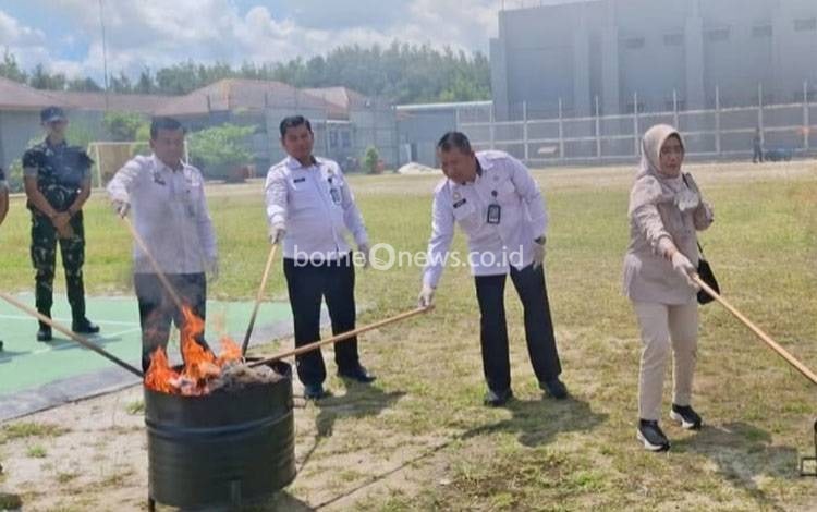 Kakanwil Ditjenpas Kalteng Buka Kolam Pokdakan Srikandi 40, Gelar Panen Bersama dan Pemusnahan Barang Terlarang di Lapas Palangka Raya
