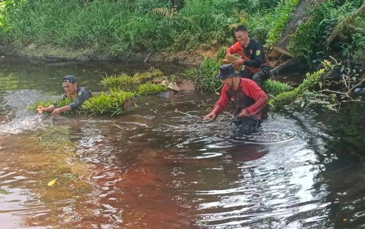 Tim Gabungan Pemko Palangka Raya Bersihkan Drainase di Jalan Bukit Keminting