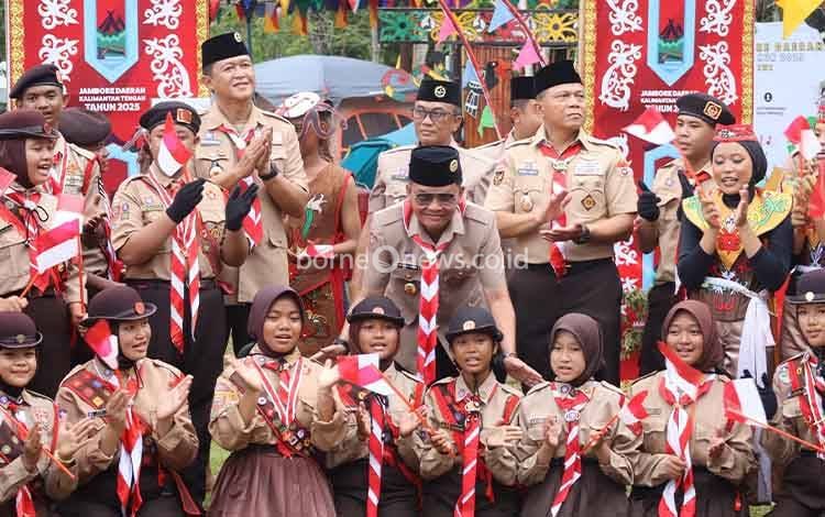 Gubernur Kalteng Agustiar Sabran saat berfoto dengan anak - anak Pramuka pada kegiatan Jambore daerah gerakan Pramuka tahun 2025 Provinsi Kalteng (Foto : IST)