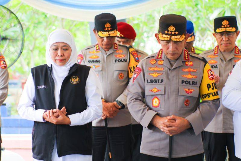 Gubernur Jawa Timur Khofifah Indar Parawansa (kiri) dengan Kapolri Jenderal Listyo Sigit Prabowo saat di makam pahlawan nasional Marsinah di Desa Nglundo, Kecamatan Sukomoro, Kabupaten Nganjuk, Jawa Timur. ANTARA/HO-Pemprov Jatim